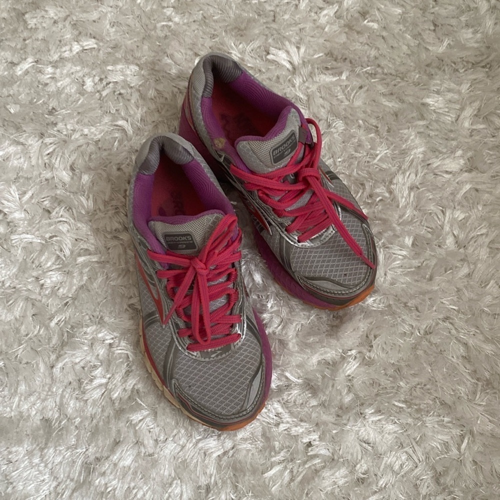 Brooks defyance 9 sneakers size 6